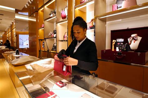 Salaires d'un Vendeuse chez Louis Vuitton 